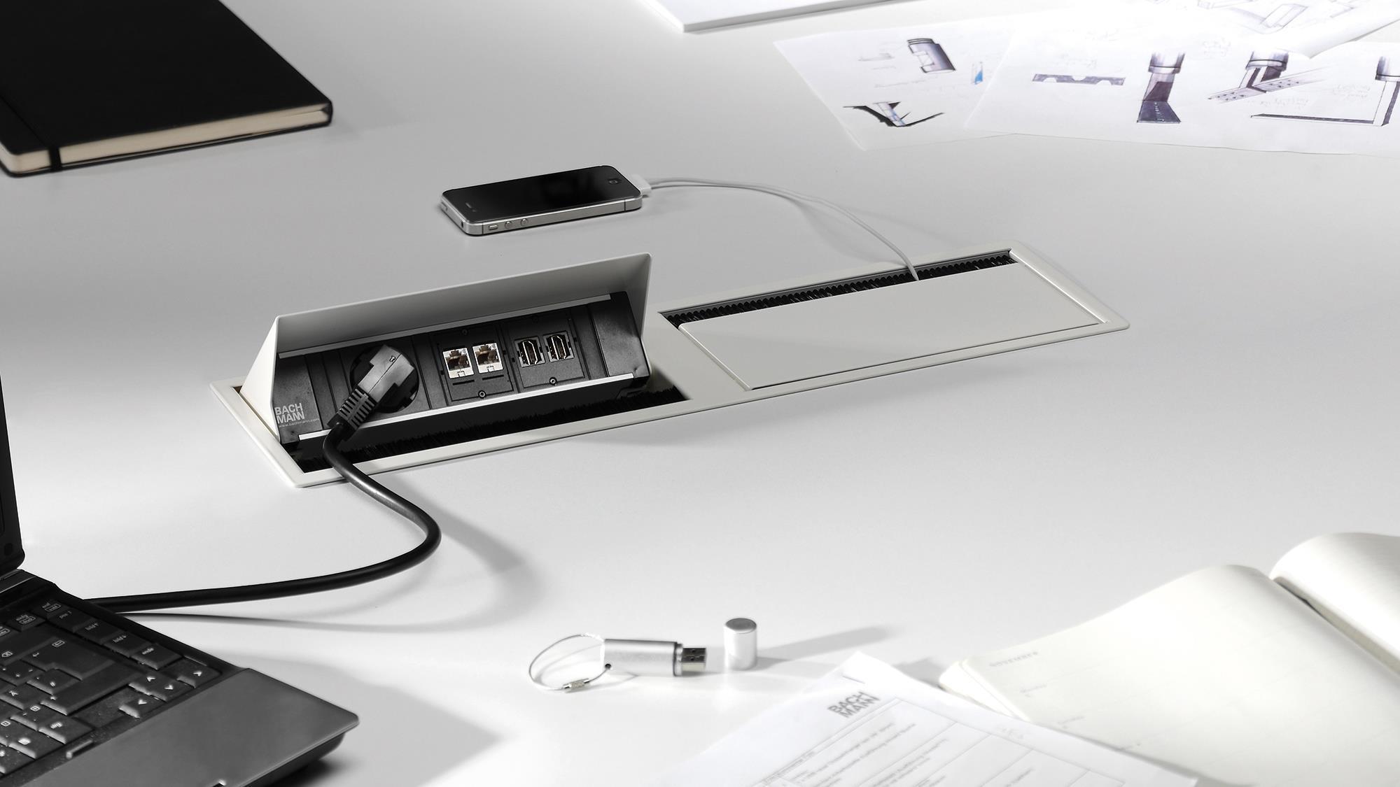 Einbausteckdosen in einem Tischausschnitt