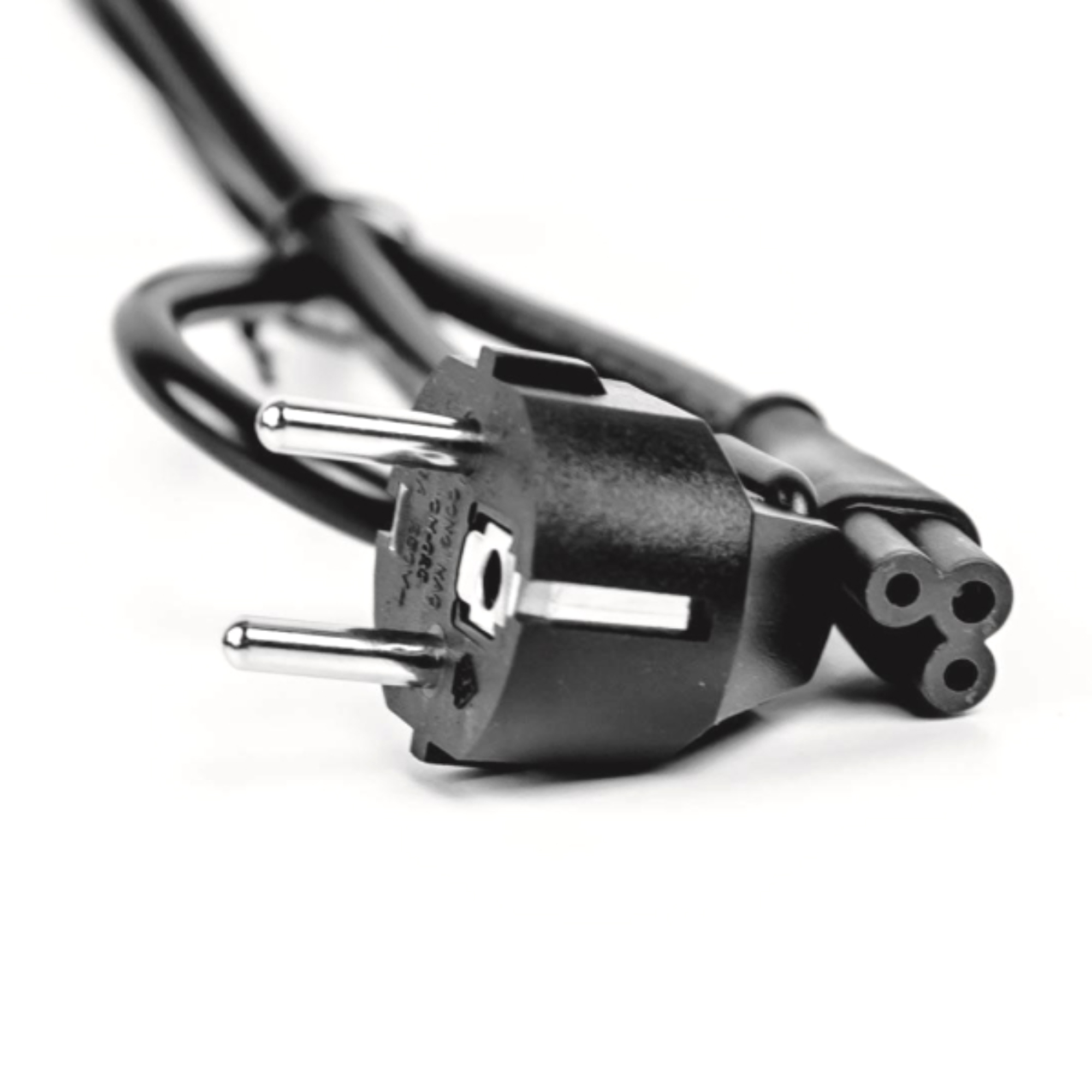 BACHMANN Adapterkabel IEC C5 und CEE Stecker BACHMANN Adapterkabel IEC C5 und CEE Stecker